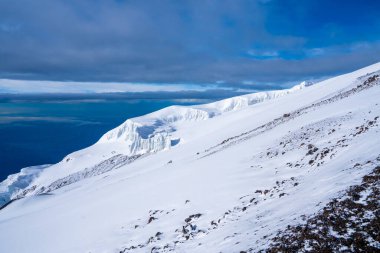 Kilimanjaro dağının tepesindeki kar manzarası, Tanzanya.