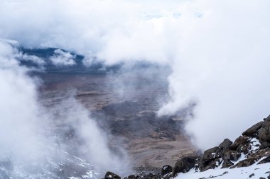 Kilimanjaro Dağı 'nın panoramik manzarası, Tanzanya. Afrika 'daki güzel dağ.