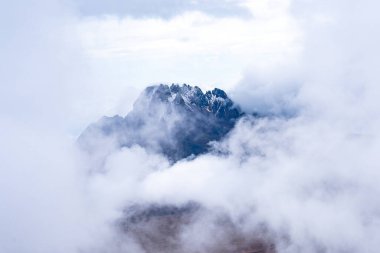 Kilimanjaro dağından Tanzanya ve Kenya 'nın güzel manzarası. Kilimanjaro volkanı etrafındaki kayalar, çalılar ve boş volkanik arazi..
