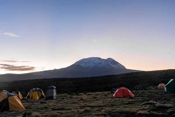 Camping Mount Kilimanjaro Tents See Glaciers Tanzania Africa Orange Tents — Stock Photo, Image