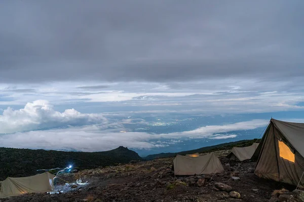 Кемпинг Горе Килиманджаро Палатках Увидеть Ледники Танзании Африка Оранжевые Палатки — стоковое фото