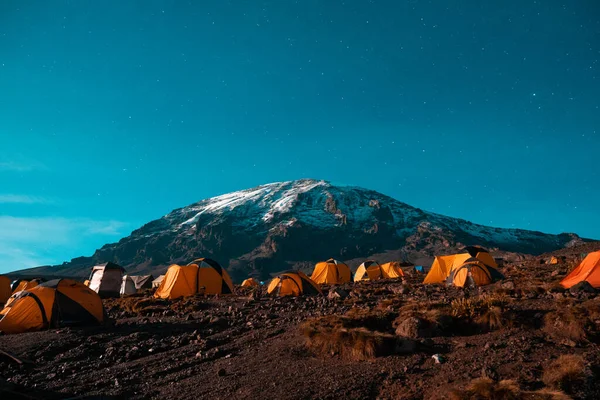 Estrellas Sobre Monte Kilimajaro Panorámica Paisaje Nocturno Montaña Africana Más — Foto de Stock