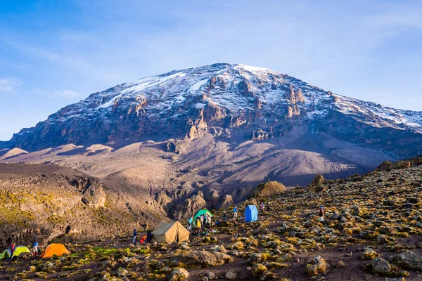 Kilimanjaro Dağı 'ndaki çadırlarda kamp kurarak Tanzanya' daki buzulları, Uhuru Tepesi 'ne giden Afrika portakal çadırlarını görmek için..