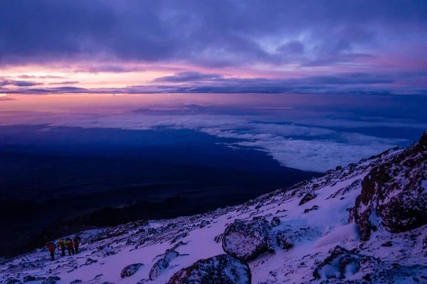 Wschód Słońca Uhuru Peak Kilimandżaro Skałami Pierwszym Planie Epicki Fioletowy — Zdjęcie stockowe