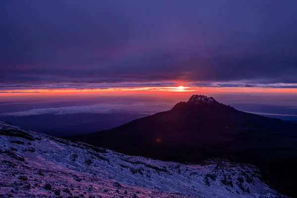 Salida Del Sol Pico Uhuru Kilimanjaro Con Rocas Primer Plano — Foto de Stock