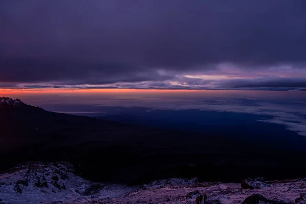 Wschód Słońca Uhuru Peak Kilimandżaro Skałami Pierwszym Planie Epicki Fioletowy — Zdjęcie stockowe