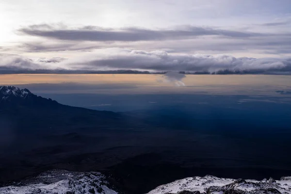 Sunrise Uhuru Peak Kilimanjaro Rocks Foreground Epic Purplpe Mountain Sunrise — Stock Photo, Image