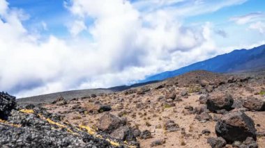 Kilimanjaro Dağı, Kilimanjaro Milli Parkı 'nda Kibo ve Uhuru Tepesi' nin (5895 metre, Afrika 'nın en yüksek dağı) zaman görüşü. Volkanın üzerinde yüzen bulutlarla güzel bir manzara..