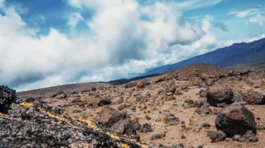 Kilimanjaro Dağı, Kilimanjaro Milli Parkı 'nda Kibo ve Uhuru Tepesi' nin (5895 metre, Afrika 'nın en yüksek dağı) zaman görüşü. Volkanın üzerinde yüzen bulutlarla güzel bir manzara..