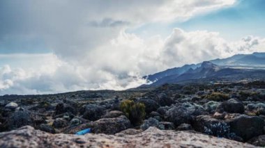 Kilimanjaro Dağı, Kilimanjaro Milli Parkı 'nda Kibo ve Uhuru Tepesi' nin (5895 metre, Afrika 'nın en yüksek dağı) zaman görüşü. Volkanın üzerinde yüzen bulutlarla güzel bir manzara..