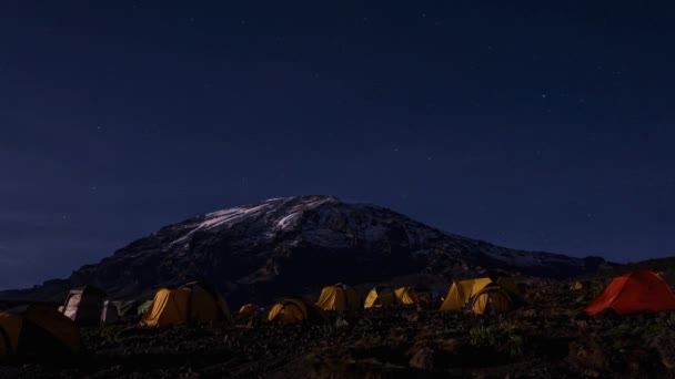 Kampeertenten Aan Voet Van Berg Kilimanjaro Prachtig Uitzicht Wolken Die — Stockvideo