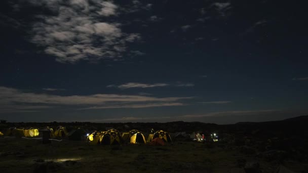 Kampeertenten Aan Voet Van Berg Kilimanjaro Prachtig Uitzicht Wolken Die — Stockvideo