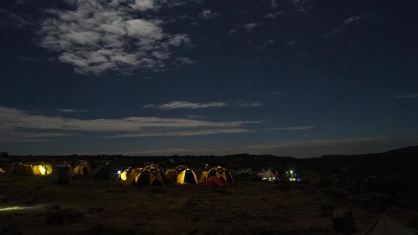 킬리만자로 기슭에 텐트를 있었습니다 구름의 아름다운 — 비디오