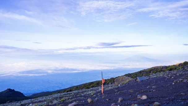 基里马扎罗山国家公园基里马扎罗山与乌胡鲁峰 5895米 非洲最高的山 的时间推移视图 美丽的风景 云彩飘扬在火山之上 — 图库视频影像