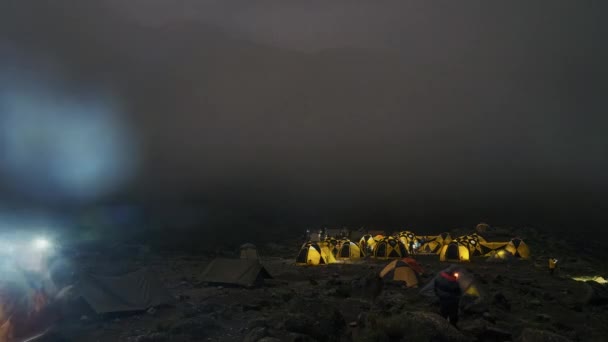 Kampeertenten Aan Voet Van Berg Kilimanjaro Prachtig Uitzicht Wolken Die — Stockvideo