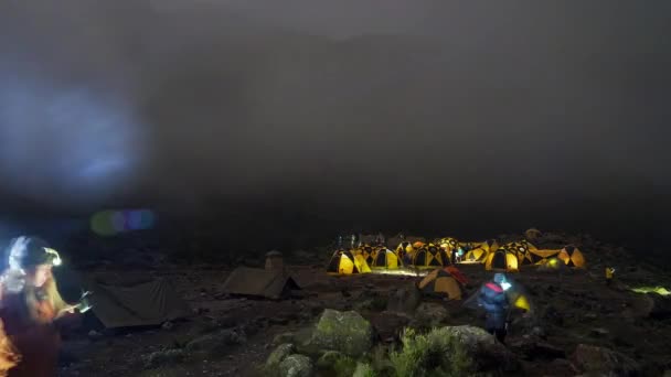 Kampeertenten Aan Voet Van Berg Kilimanjaro Prachtig Uitzicht Wolken Die — Stockvideo