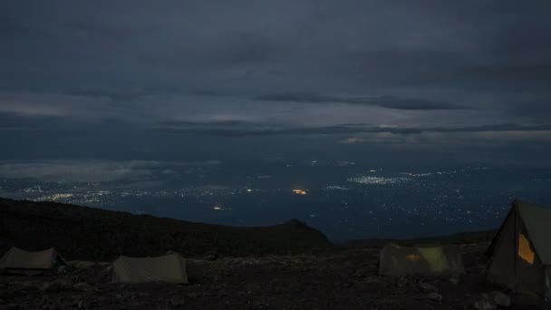 Postavené Stany Táboří Úpatí Hory Kilimandžáro Krásný Časový Pohled Mraky — Stock video