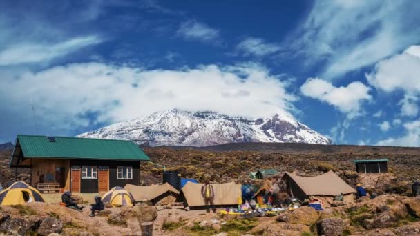 キリマンジャロ山の麓にテントキャンプをピッチ テントの上を移動する雲の美しいタイムラプスビュー — ストック動画