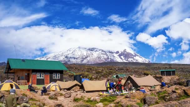 Tendas Montadas Acampando Base Monte Kilimanjaro Vista Timelapse Bonita Das — Vídeo de Stock