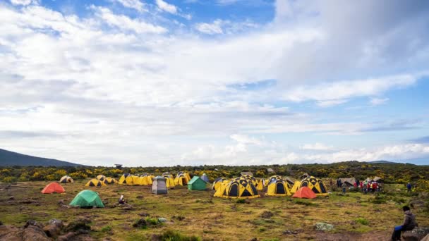 Tältplats Vid Foten Kilimanjaro Vacker Timelapse Över Molnen Som Rör — Stockvideo