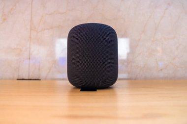 NEW YORK, ABD - MAYIS 2019: Apple HomePod Asistanı, Siri Ses Servisi Tanıma Sistemini etkinleştirdi