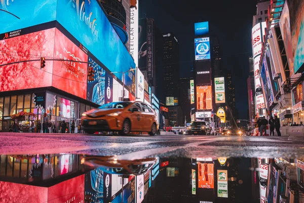 2019年5月9日 下雨天 时代广场的人群和交通拥挤 该网站被认为是世界上游客最多的旅游胜地 每年有近4000万游客 — 图库照片