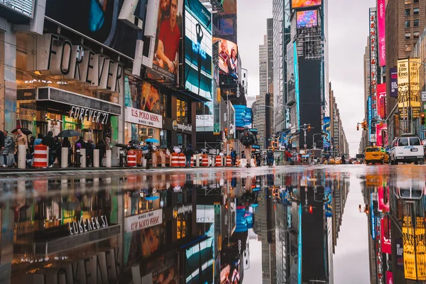 2019年5月9日 下雨天 时代广场的人群和交通拥挤 该网站被认为是世界上游客最多的旅游胜地 每年有近4000万游客 — 图库照片