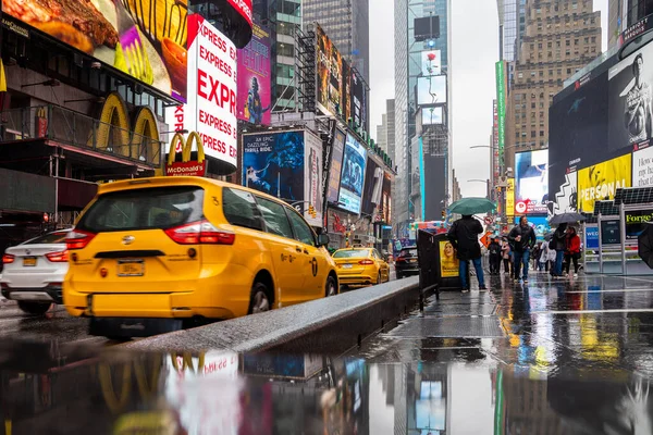 2019年5月9日 下雨天 时代广场的人群和交通拥挤 该网站被认为是世界上游客最多的旅游胜地 每年有近4000万游客 — 图库照片