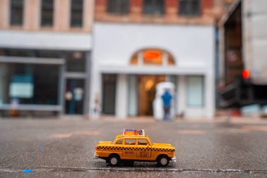 New York, ABD - Mayıs 2019: Model taksi arabası Casey Neistat 'ın Three Six Eight stüdyosunun yanındaki Broadway' de park halinde.