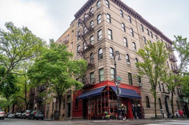 New York City, ABD - 30 Mayıs 2019: Greenwich Village 'da Grove Street ile Bedford Caddesi' nin köşesi, Friends 'in ünlü Amerikan televizyon dizisinde yer aldı.