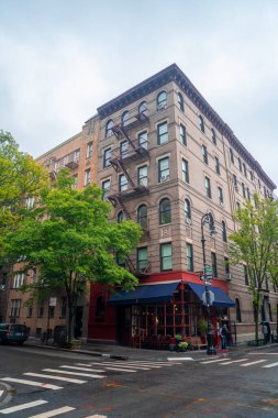 New York City, ABD - 30 Mayıs 2019: Greenwich Village 'da Grove Street ile Bedford Caddesi' nin köşesi, Friends 'in ünlü Amerikan televizyon dizisinde yer aldı.