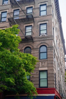 New York City, ABD - 30 Mayıs 2019: Greenwich Village 'da Grove Street ile Bedford Caddesi' nin köşesi, Friends 'in ünlü Amerikan televizyon dizisinde yer aldı.