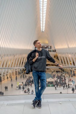 New York, New York, ABD - 23 Mayıs 2019: Dünya Ticaret Merkezi Ulaşım Merkezi 'nin içinde duran genç adam