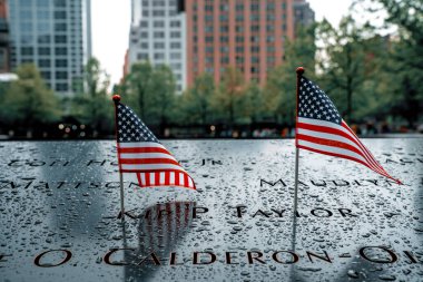 Sıfır Noktası Manhattan yakınlarındaki Dünya Ticaret Merkezi Anıtı 'nda 11 Eylül' de Amerikan Bayrağı İşlenmiş Kurbanların Adları