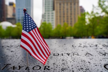 Sıfır Noktası Manhattan yakınlarındaki Dünya Ticaret Merkezi Anıtı 'nda 11 Eylül' de Amerikan Bayrağı İşlenmiş Kurbanların Adları