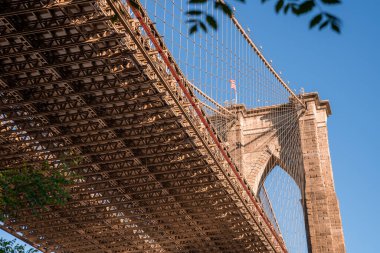 Doğu Nehri üzerindeki Brooklyn Köprüsü New York 'tan sabah aşağı Manhattan' dan izleniyor..