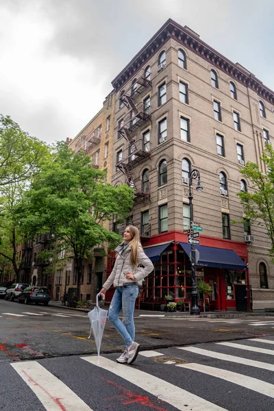 Ung Flicka Står Hörnet Bedford Street Med Grove Street Greenwich — Stockfoto