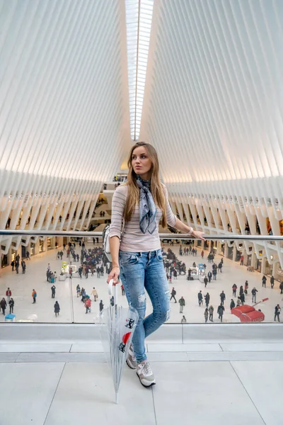 Nueva York Estados Unidos Mayo 2019 Niña Pie Dentro Del — Foto de Stock