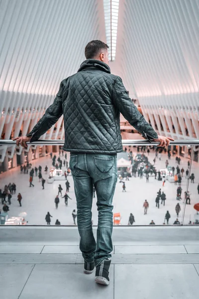 Nueva York Estados Unidos Mayo 2019 Joven Parado Dentro Del —  Fotos de Stock