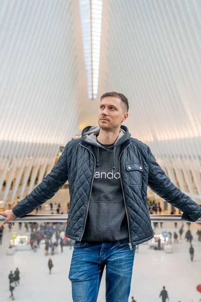 Nueva York Estados Unidos Mayo 2019 Joven Parado Dentro Del — Foto de Stock