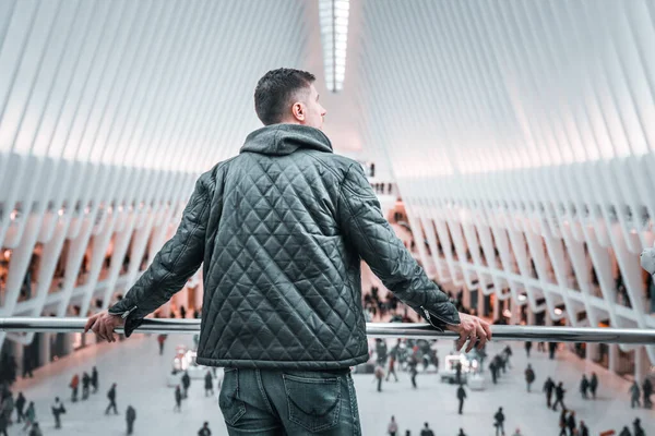 ニューヨーク アメリカ 2019年5月23日 世界貿易センター交通ハブの中に立つ若い男 — ストック写真