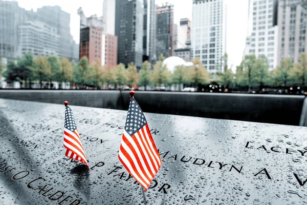9月11日在曼哈顿世贸大厦靠近零地面的地方悬挂美国国旗纪念9月11日恐怖袭击事件 — 图库照片