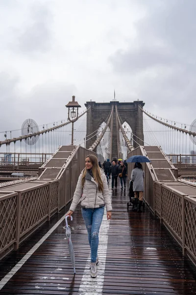 Nueva York Estados Unidos Mayo 2019 Chica Joven Caminando Por — Foto de Stock