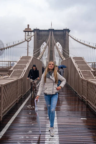 Нью Йорк Сша Травня 2019 Молода Дівчина Йде Бруклінському Мосту — стокове фото