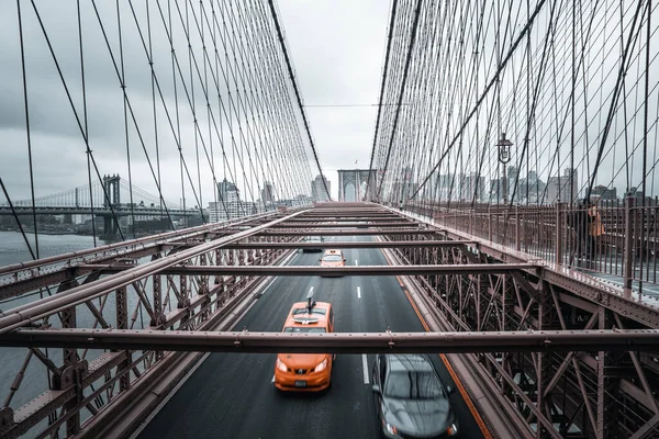 Brooklyn Bridge Tráfego Durante Dia Chuvoso — Fotografia de Stock