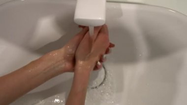 Ellerini sabun köpüğüyle yıkamak, temizlik ve dezenfekte etmek.