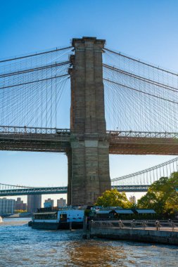 Brooklyn Köprüsü 'nde sabahın erken saatlerinde Brooklyn Köprüsü' nün arka planında bir Manhattan manzarası vardı..