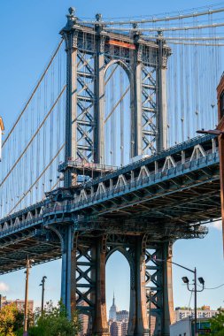 Brooklyn 'deki Washington caddesinde arkasında bir Manhattan köprüsü var..