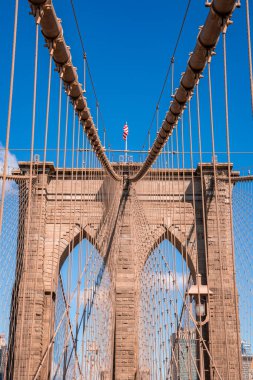 Arka planda Manhattan adası manzaralı Brooklyn Köprüsü 'nü kapatın..