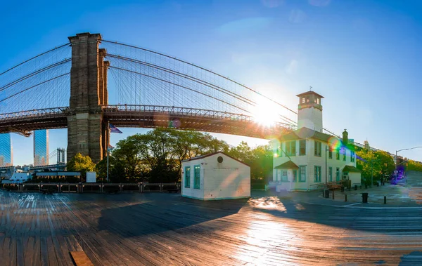 ブルックリン橋の早朝の背景にマンハッタンの景色を望むブルックリン橋公園から見た — ストック写真